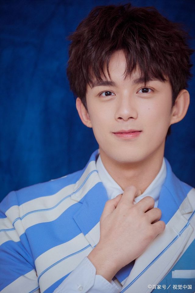 吴磊穿蓝色条纹西装清新帅气 和杨紫坐长椅合唱化身"姐弟cp"